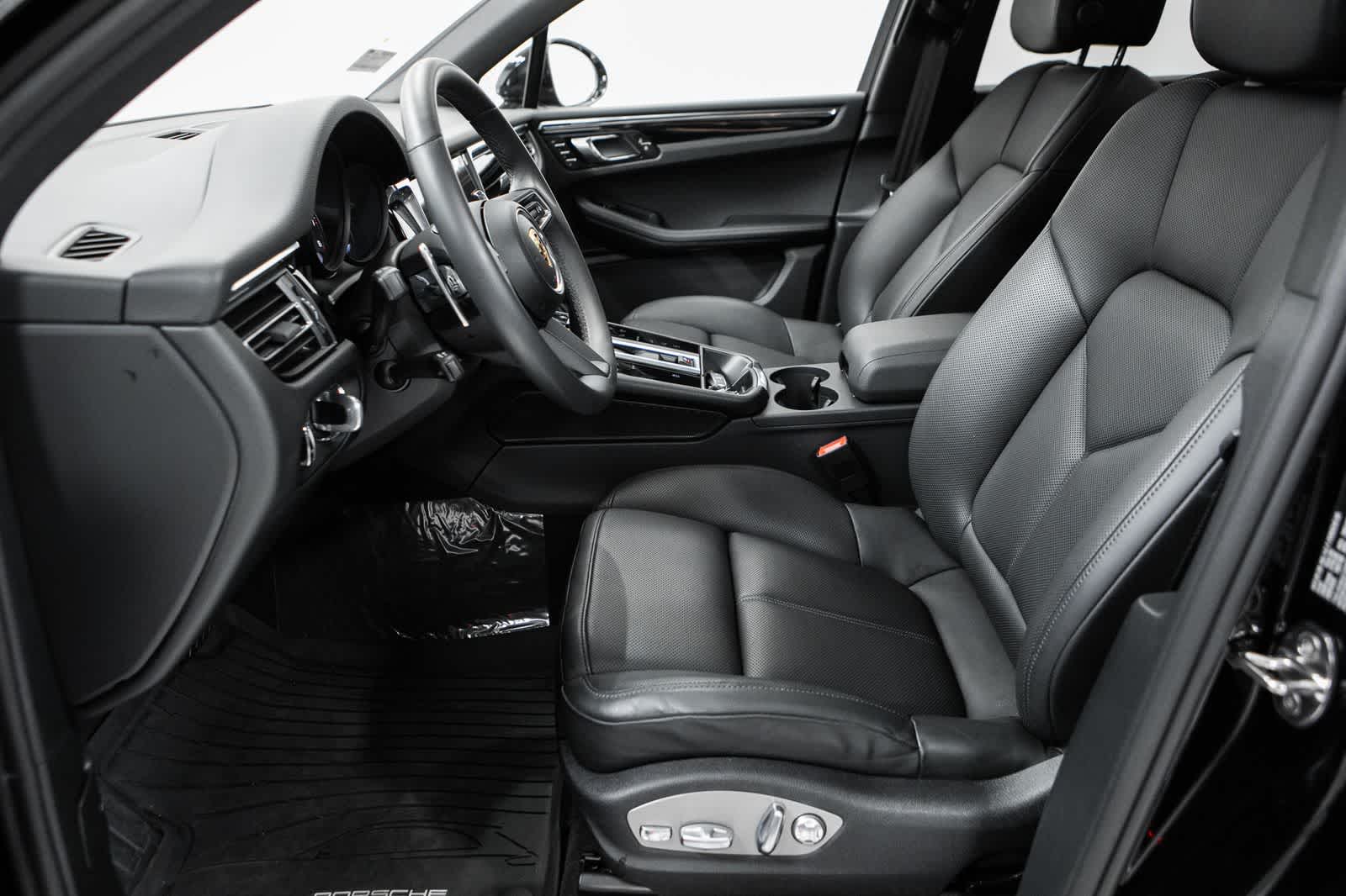 Thumbnail: 2026 Porsche Macan - 22