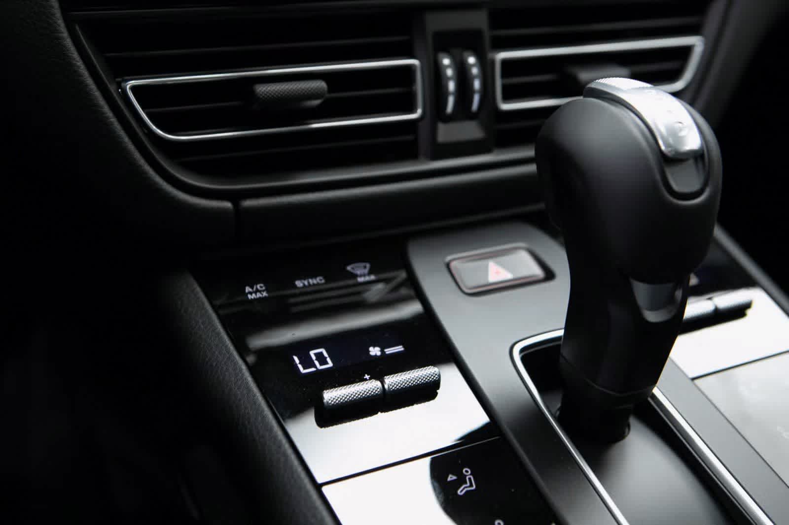 Thumbnail: 2026 Porsche Macan - 20