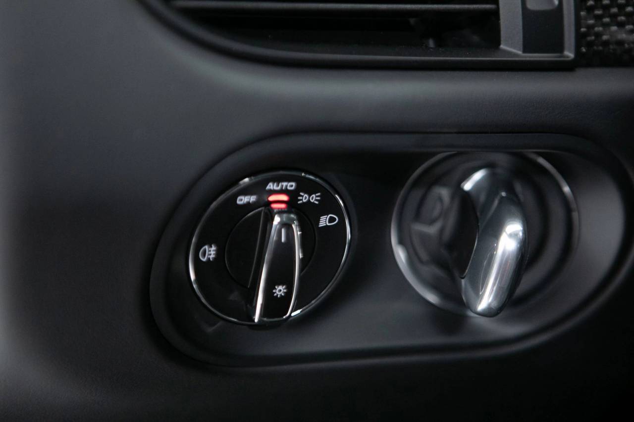 Thumbnail: 2026 Porsche Macan - 20