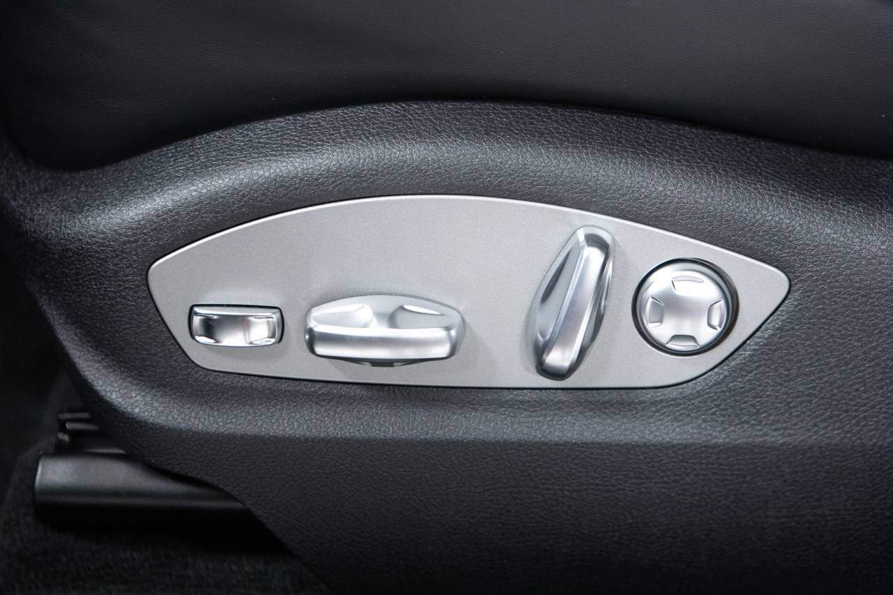 Thumbnail: 2026 Porsche Macan - 25