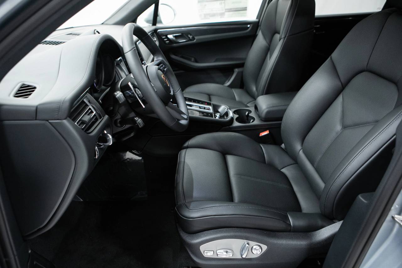 Thumbnail: 2026 Porsche Macan - 23