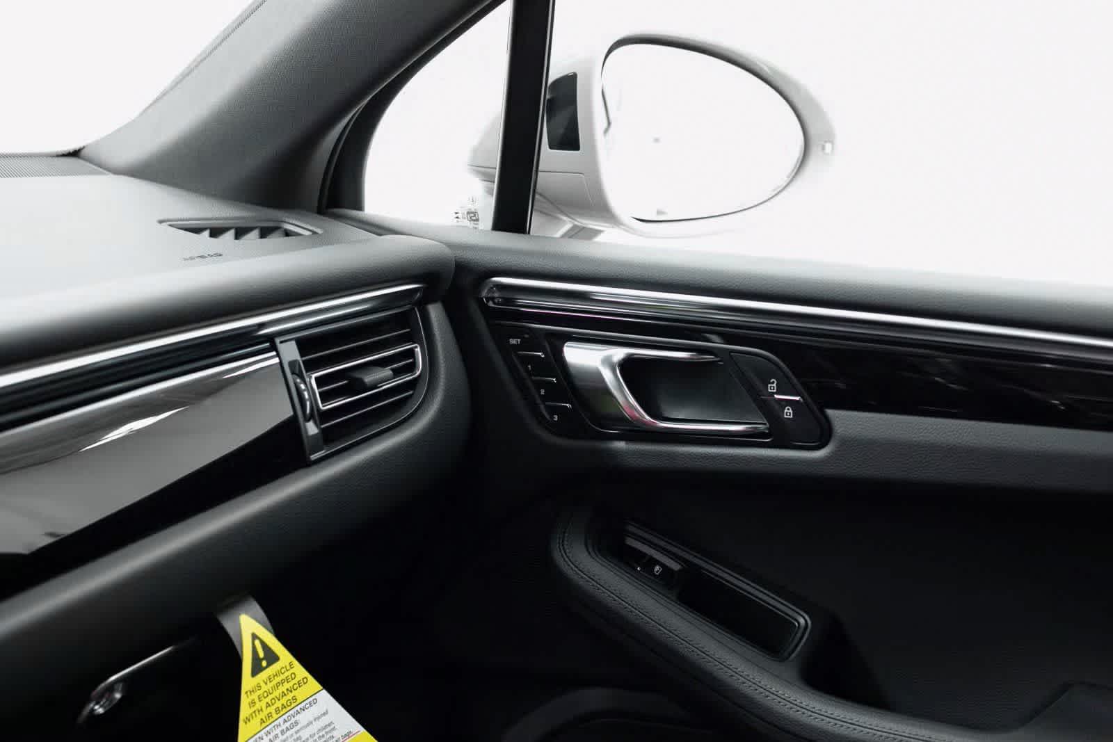 Thumbnail: 2025 Porsche Macan - 23