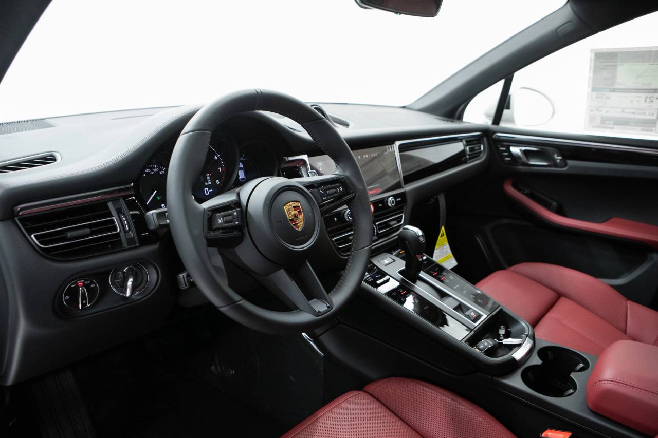 Thumbnail: 2026 Porsche Macan - 4