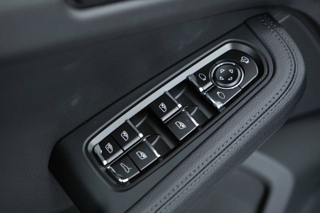 Thumbnail: 2026 Porsche Macan - 25