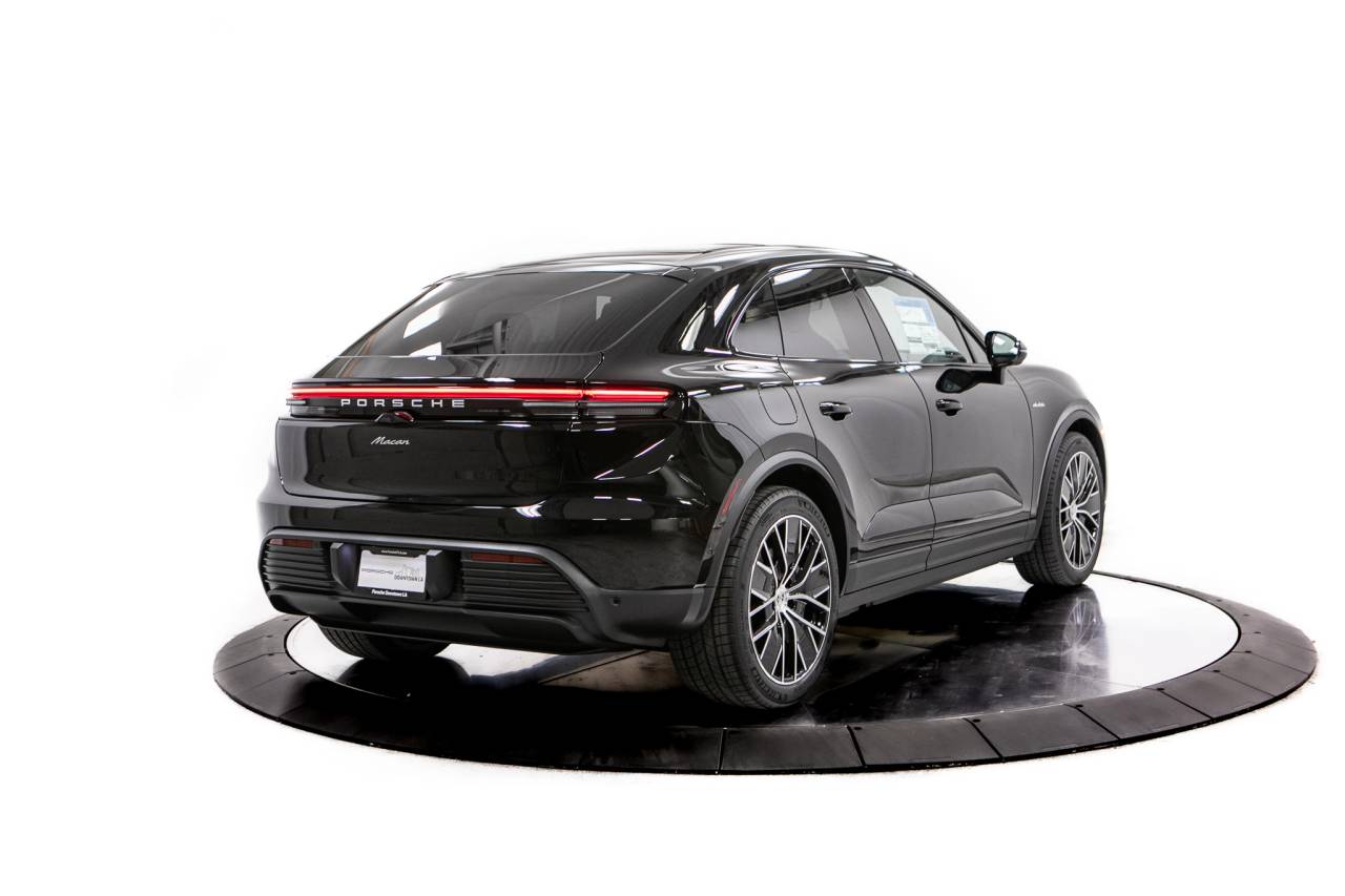 Thumbnail: 2026 Porsche Macan - 7