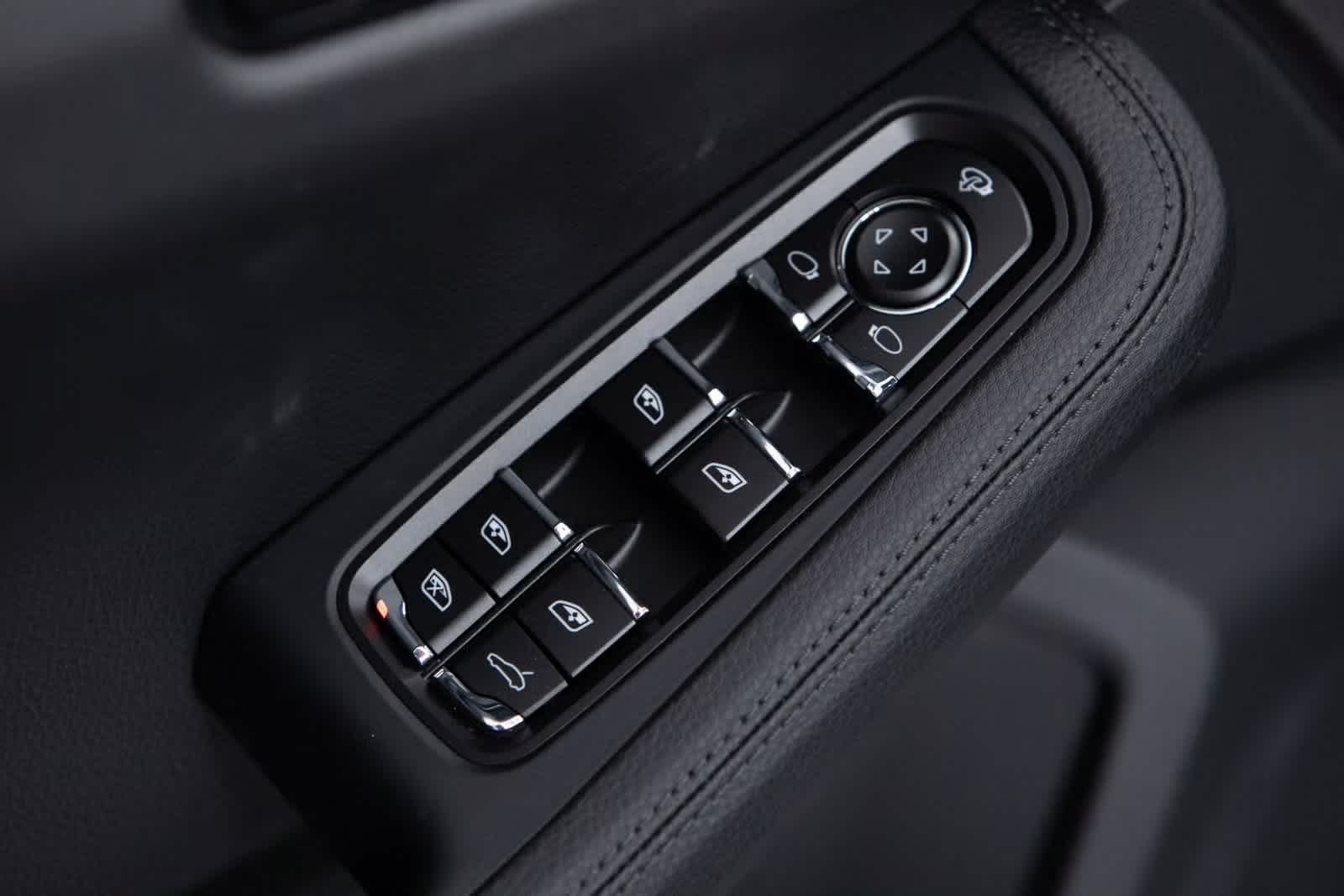 Thumbnail: 2025 Porsche Macan - 19