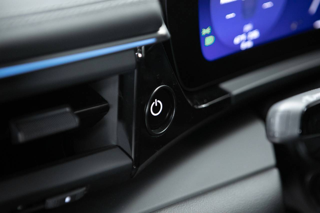 Thumbnail: 2026 Porsche Macan - 28