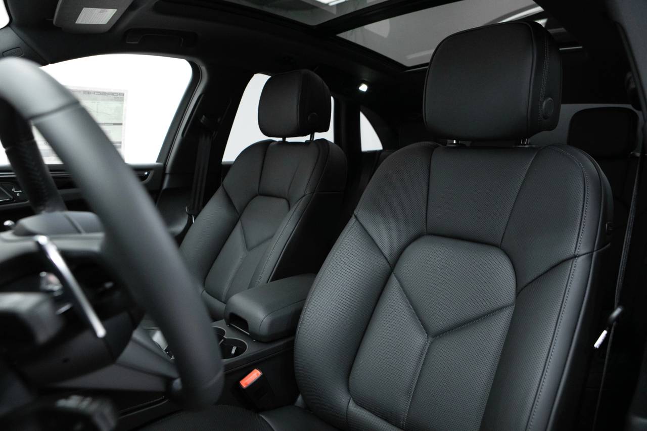 Thumbnail: 2026 Porsche Macan - 5