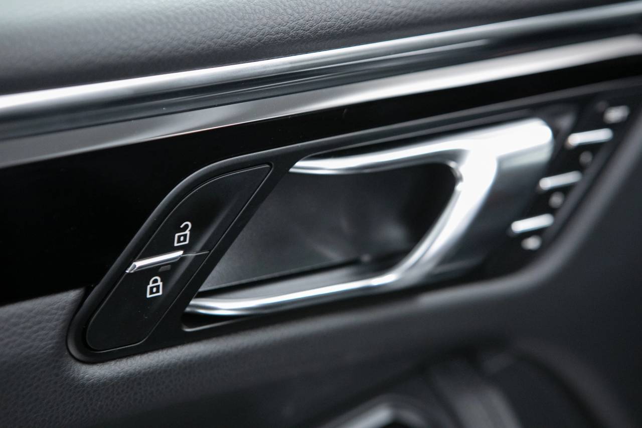 Thumbnail: 2026 Porsche Macan - 25