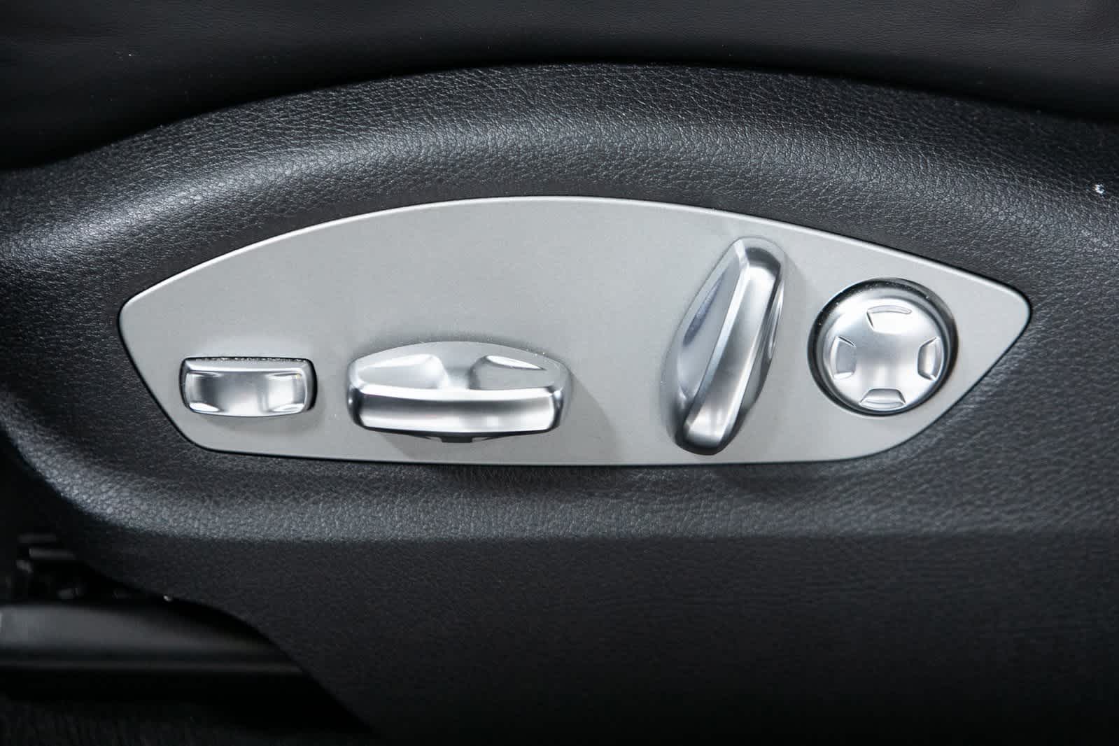 Thumbnail: 2025 Porsche Macan - 17