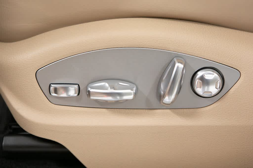 Thumbnail: 2025 Porsche Macan - 21