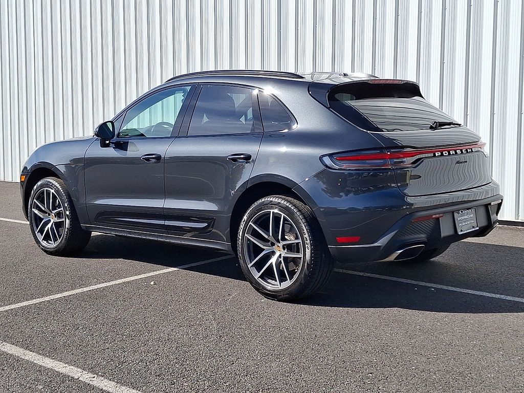 2025 Porsche Macan Base photo 3