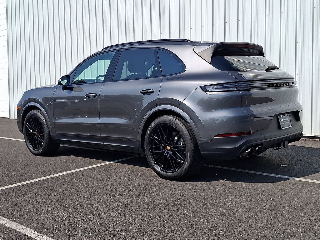 2025 Porsche Cayenne Base photo 3