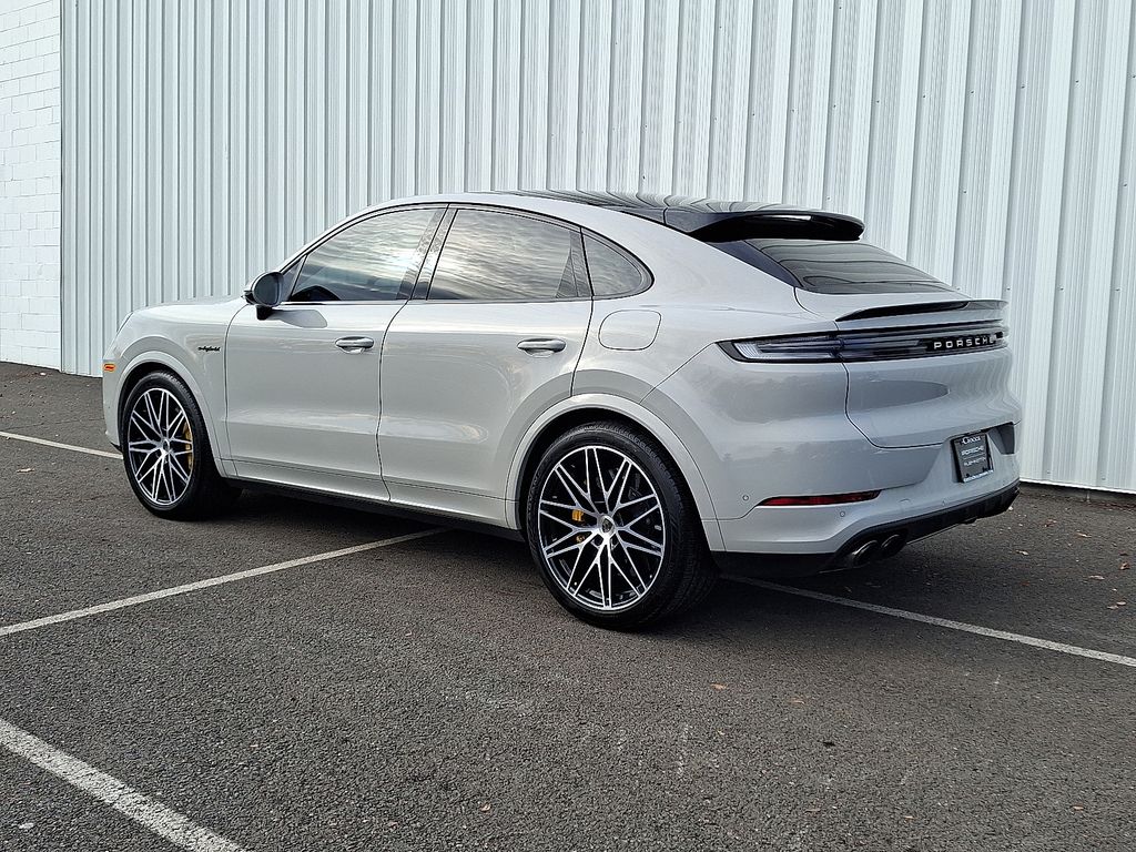 2025 Porsche Cayenne Coupe Turbo E-Hybrid - Photo 3