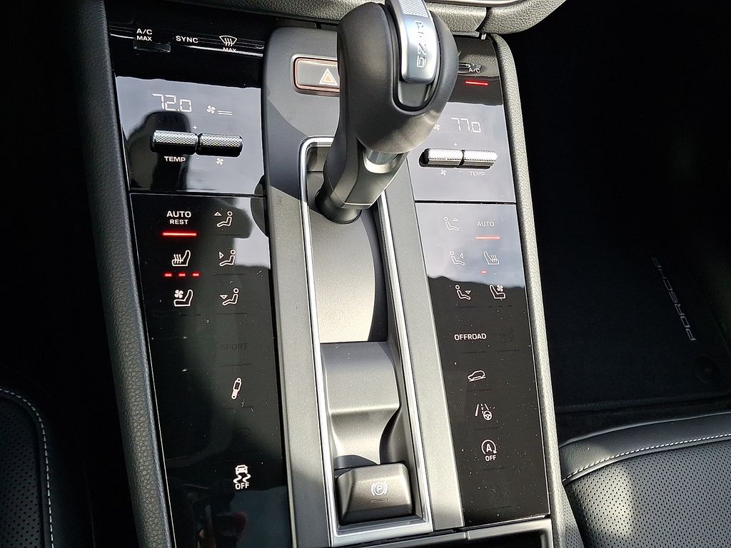 2026 Porsche Macan T - Photo 18