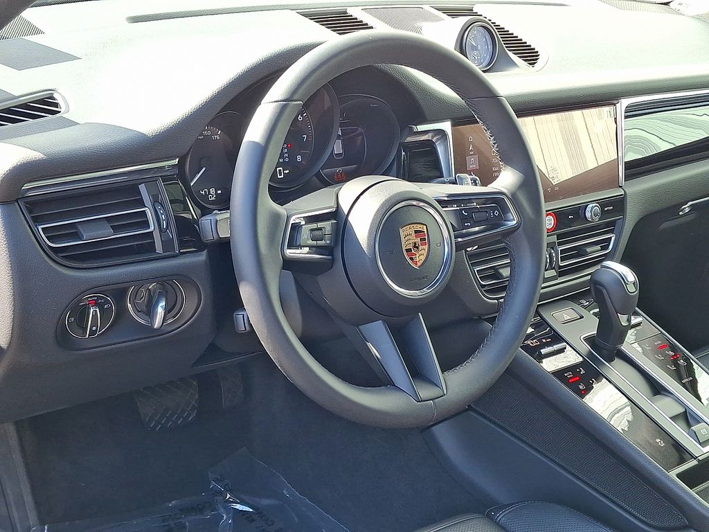 2025 Porsche Macan Base photo 4