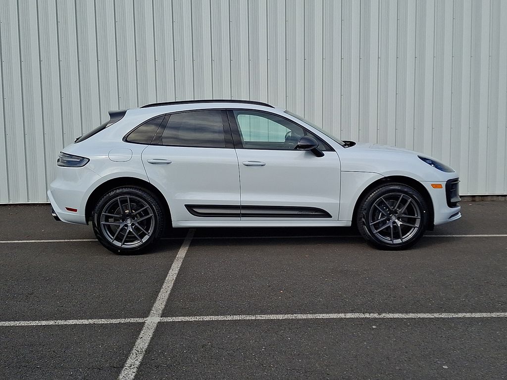 2026 Porsche Macan T - Photo 8