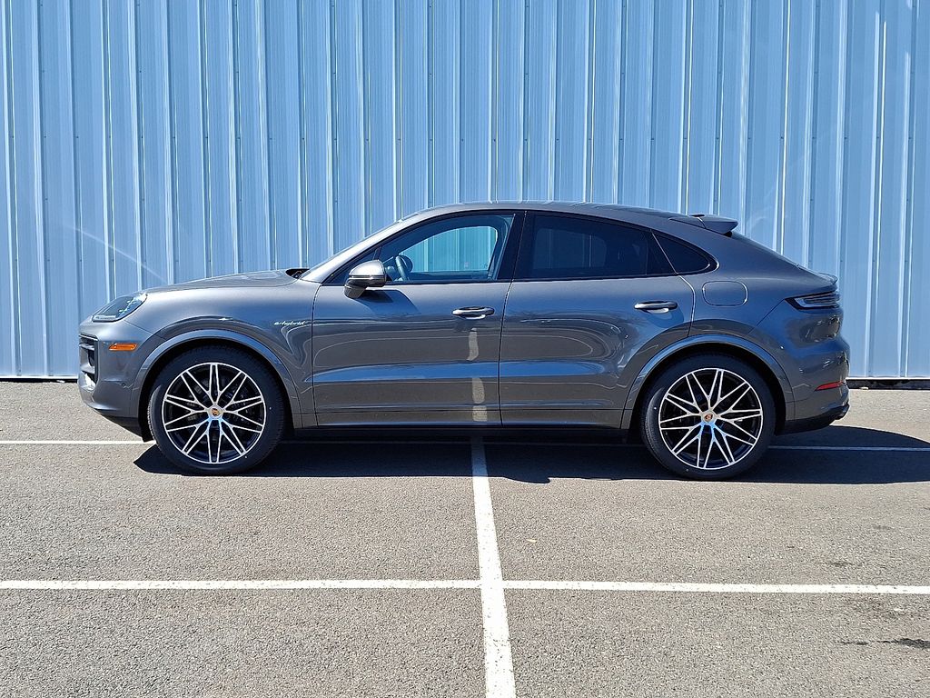 2025 Porsche Cayenne Coupe Hybrid photo 2