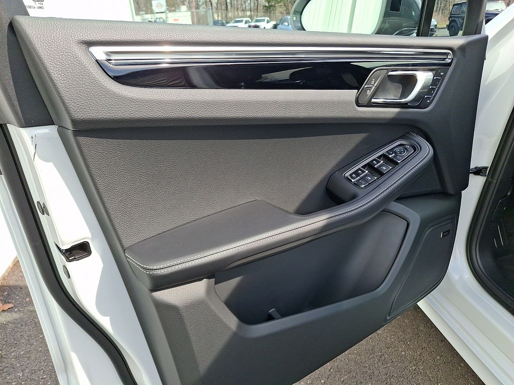 2026 Porsche Macan T - Photo 16