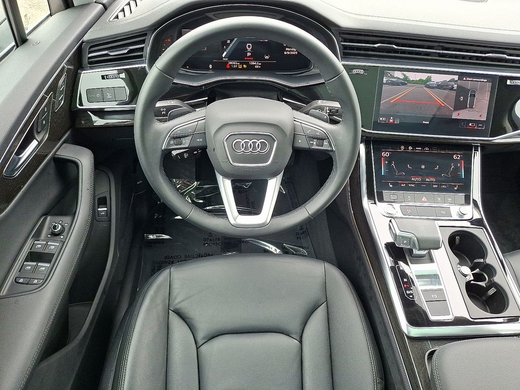 2024 Audi Q7 55 Premium Plus photo 2