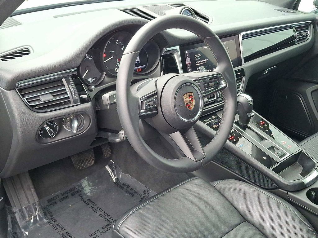 2025 Porsche Macan Base photo 4