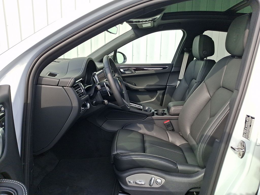 2026 Porsche Macan T - Photo 5