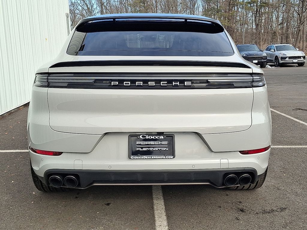 2025 Porsche Cayenne Coupe Turbo E-Hybrid - Photo 10