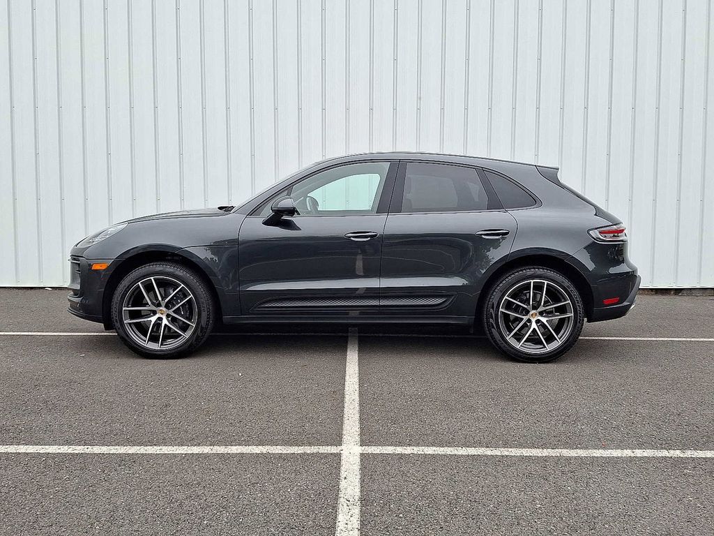 2025 Porsche Macan Base photo 2