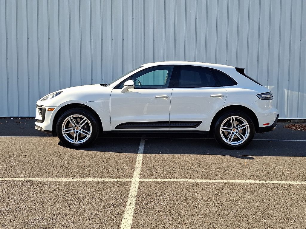 2022 Porsche Macan Base photo 2