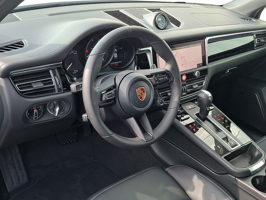 2026 Porsche Macan T - Photo 4