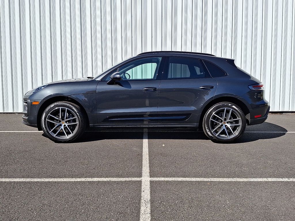 2025 Porsche Macan Base photo 2