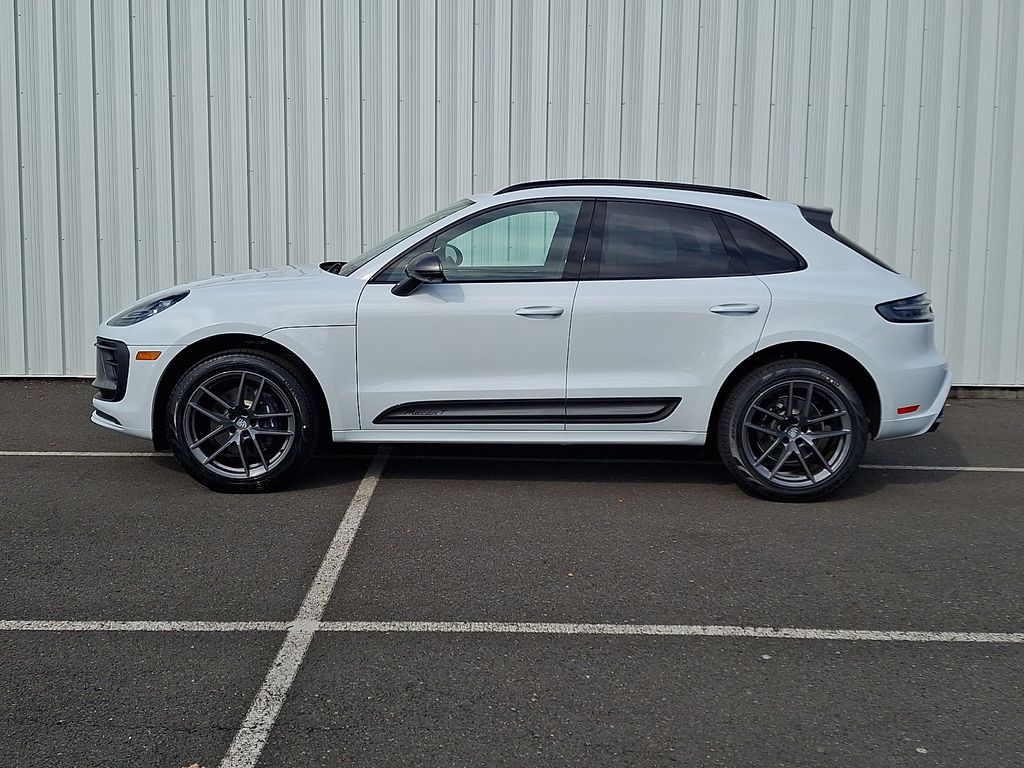 2026 Porsche Macan T - Photo 2