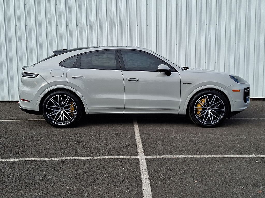 2025 Porsche Cayenne Coupe Turbo E-Hybrid - Photo 8