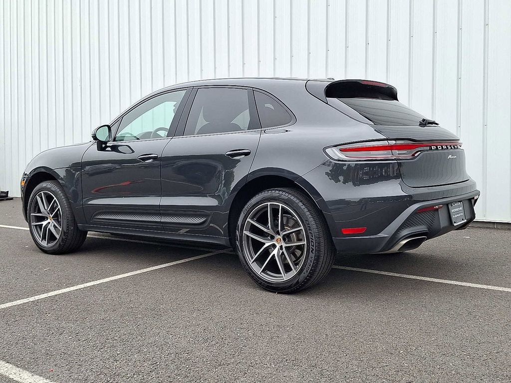 2025 Porsche Macan Base photo 3