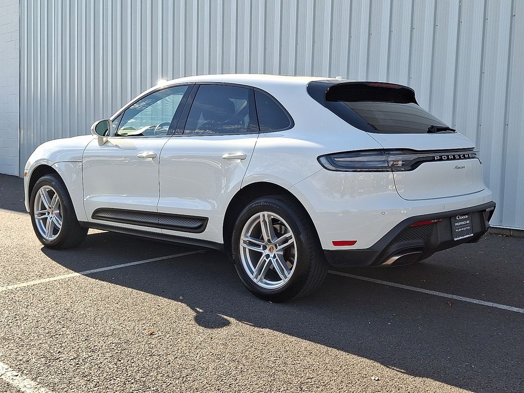 2022 Porsche Macan Base photo 3