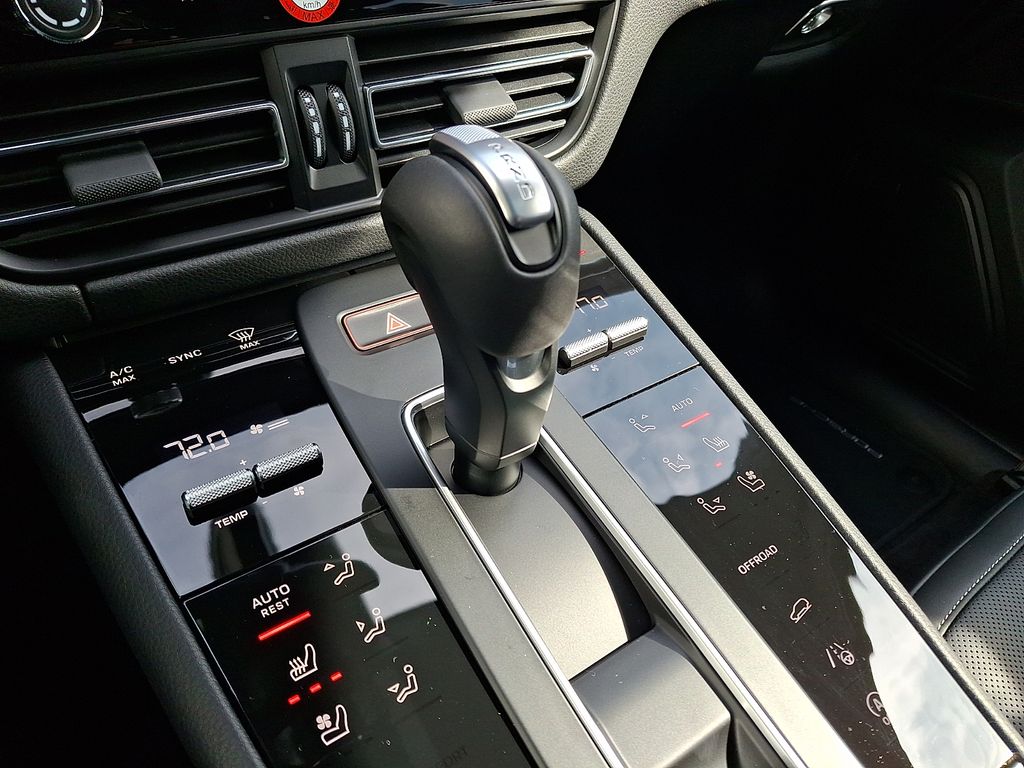 2026 Porsche Macan T - Photo 17