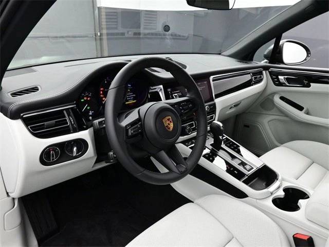 2026 Porsche Macan T photo 4