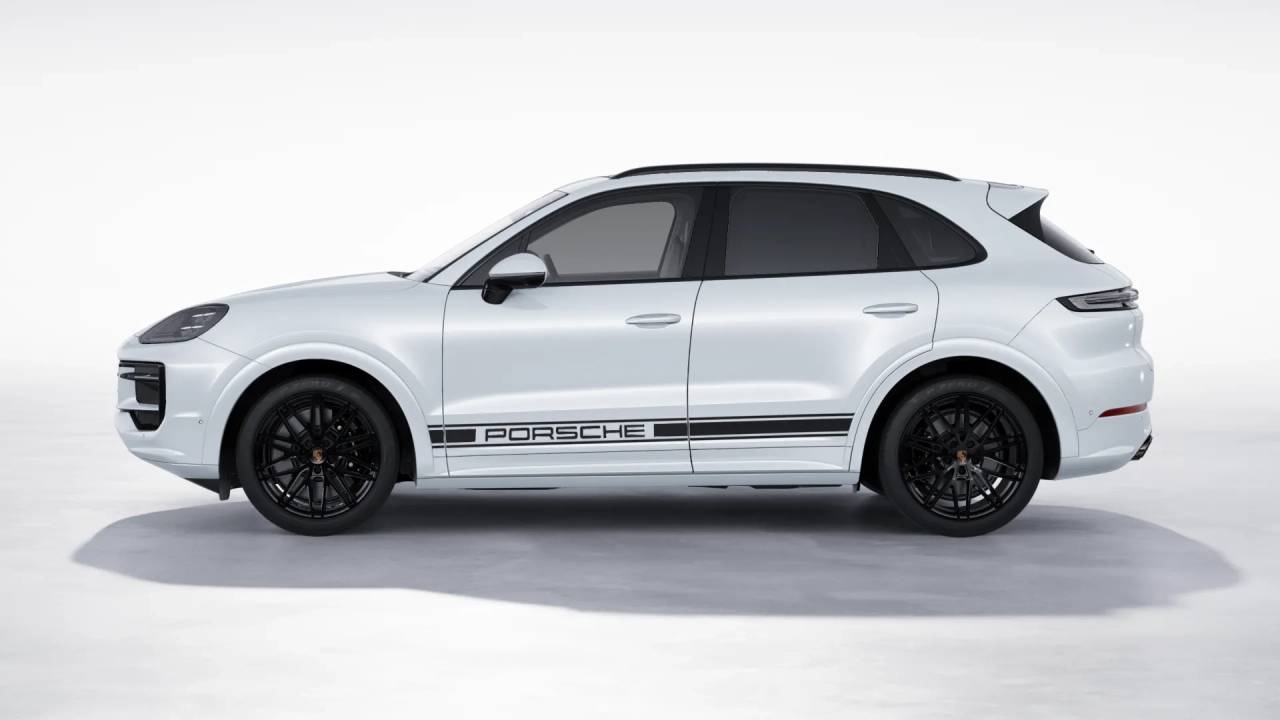 2026 Porsche Cayenne GTS photo 2