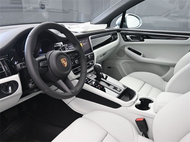 2025 Porsche Macan T photo 3