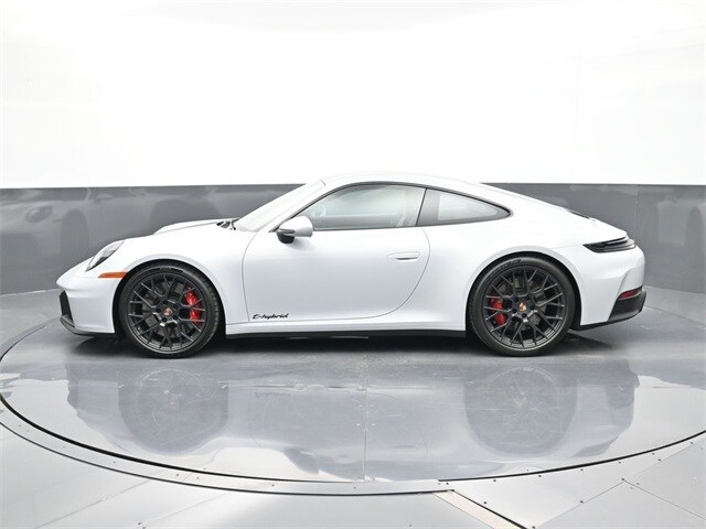 2026 Porsche 911 GTS photo 2