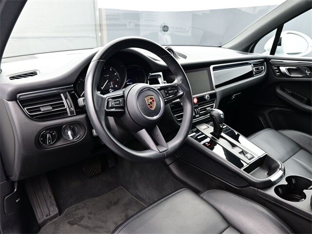 2024 Porsche Macan T photo 4