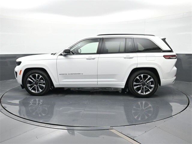 2024 Jeep Grand Cherokee Overland photo 2