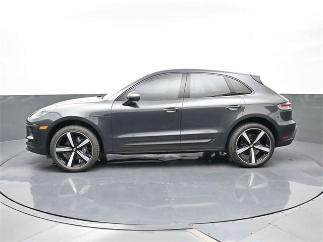 2022 Porsche Macan photo 2