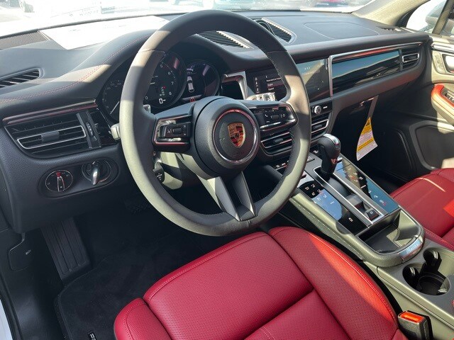 2025 Porsche Macan S photo 4