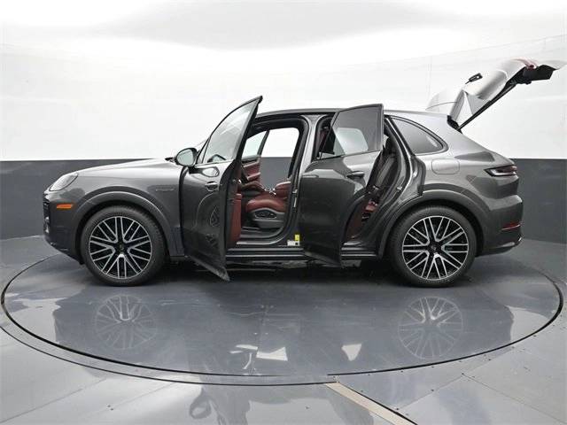 2025 Porsche Cayenne Turbo E-Hybrid - Photo 14