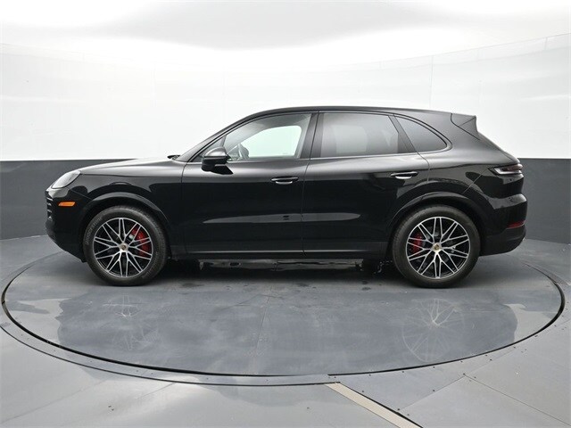 2024 Porsche Cayenne S photo 2