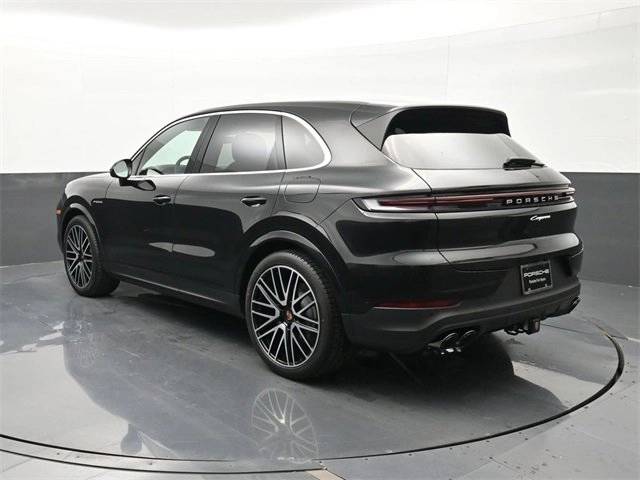 2025 Porsche Cayenne E-Hybrid photo 3