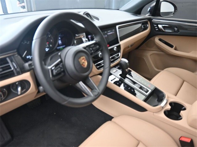 2025 Porsche Macan T photo 4