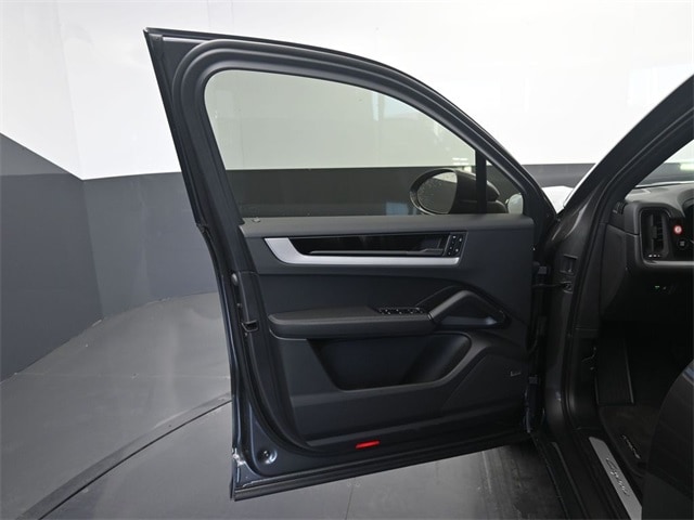 2025 Porsche Cayenne photo 4