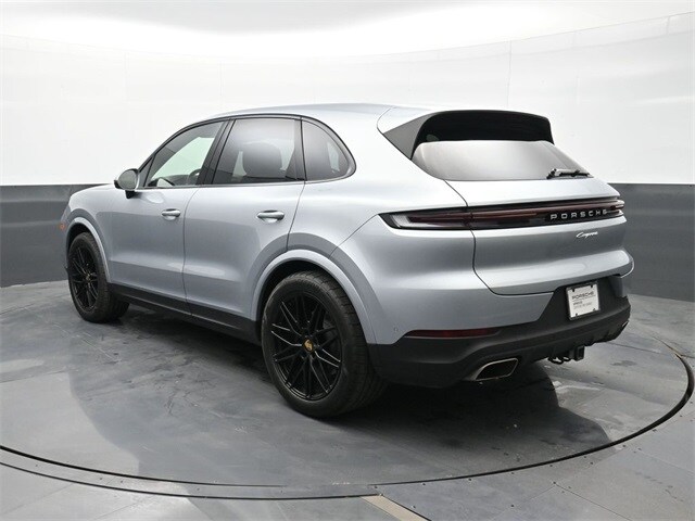 2024 Porsche Cayenne photo 3